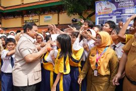 Presiden Prabowo dikerumuni siswa berebut tanda tangan usai cek MBG di SMPN 111