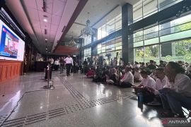 Pendukung hingga sopir ojol nonton bareng sidang pleidoi Nadiem