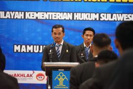 Lantik sejumlah PNS, Kakanwil Kemenkum Sulbar: Jadilah pelayan masyarakat