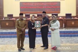Bupati Kobar serahkan Raperda Pertanggungjawaban APBD ke DPRD