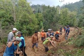 BNPB: Petugas-warga buka akses jalan terdampak longsor di Sidrap