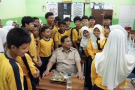 Di SMPN 111 Jakarta, Presiden Prabowo santap MBG bersama para siswa
