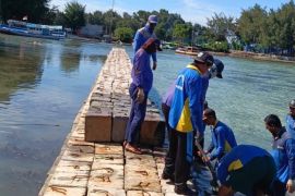 Pembangunan tanggul cegah abrasi di Pulau Payung capai 80 persen