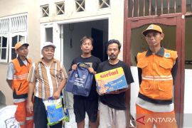 Sudinsos dan PMI Jaktim berikan bantuan bagi korban ledakan gas LPG
