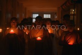 Persembahan lilin Tri Suci waisak di Padang