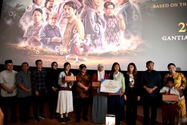 Kemendikdasmen-MD Entertainment bagi ribuan sepatu untuk murid di Aceh