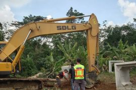 Pemkab Dharmasraya pasang "box culvert" tangani jalan amblas di Kurnia Selatan