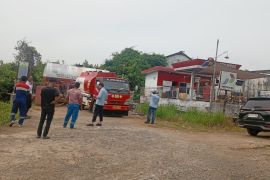 Deru mesin nelayan Kampung Laut bergantung pada roda-roda mobil tangki EPN