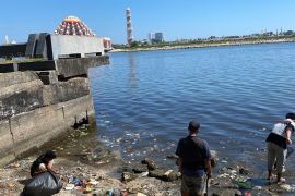 Pemkot Makassar bersihkan sampah Pantai Losari respons aduan warga