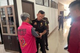 Kejari Lombok Tengah menahan empat tersangka korupsi truk sampah