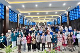 Seminar Ubaya bahas perspektif hukum kebijakan luar negeri RI