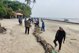 Pemkab ajak masyarakat pesisir jaga kebersihan pantai&nbsp;