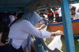 Pemkab Sumedang sebarkan 7.800 benih ikan pulihkan ekosistem di Waduk Jatigede