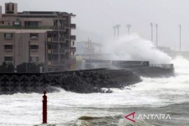 Topan Jangmi hantam Jepang barat, picu peringatan banjir tertinggi