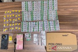 Polisi tangkap pengdar ratusan obat ilegal di Bekasi
