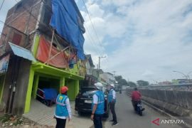 PLN Cikarang imbau warga tetap jaga jarak aman dengan jaringan listrik