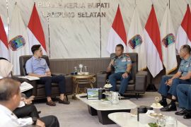 Pemkab Lampung Selatan gandeng Lanal Lampung perkuat keselamatan wisata pantai
