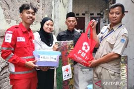 PMI Jaktim salurkan bantuan penyintas kebakaran di Utan Kayu Selatan