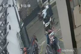 Maling motor terekam CCTV saat beraksi di kedai kopi Duren Sawit