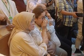 Istri kacab bank menangis selama sidang vonis terdakwa berlangsung