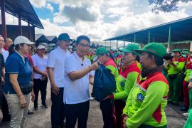 Pemkab Badung Serahkan 1.000 Paket Sembako Bagi Petugas Kebersihan