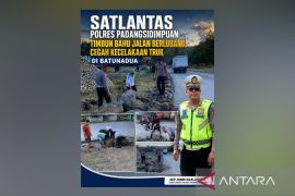 Satlantas dan warga Padangsidimpuan bergotong royong perbaiki bahu jalan