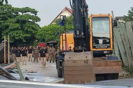 Petugas gabungan bongkar lapak PKL dan parkir liar di Semarang
