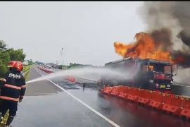 Damkar Sumedang padamkan kebakaran truk BBM di Cisumdawu dalam 3 jam