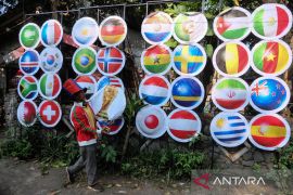 Warga pasang dekorasi bendera negara peserta Piala Dunia 2026 di Solo