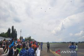Jupiter Aerobatic Team TNI AU manuver presisi hibur masyarakat Kalsel