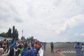 Jupiter Aerobatic Team TNI AU manuver presisi hibur masyarakat Kalsel