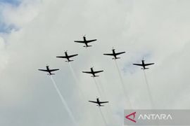 Jupiter Aerobatic Team TNI AU manuver presisi hibur masyarakat Kalsel