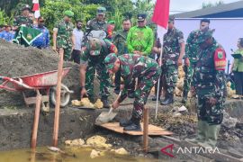 Kodim 1705 bangun Jembatan Garuda ketiga di Kampung Kimi-Nabire