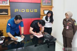 Kejari Mataram menyerahkan gedung LCC ke Bank Sinarmas