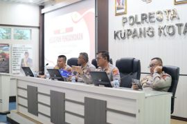 Ratusan personel gabungan amankan konser Iwan Fals di Kupang