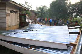 36 rumah rusak diterjang angin puting beliung di Sergai, Bupati tinjau dan salurkan bantuan