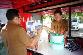 Pemkab Kediri bantu sarana berjualan untuk warga