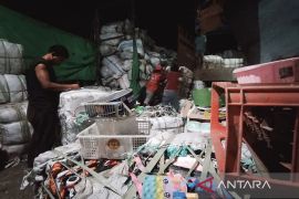 Menaklukan gunungan sampah dengan ekonomi sirkular