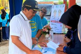 Bupati dan Wabup HSS jadi panutan pembayaran PBB-P2