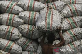 Berikan perlindungan maksimal, BKHIT Maluku kawal pengiriman 12 ton kopra ke Surabaya