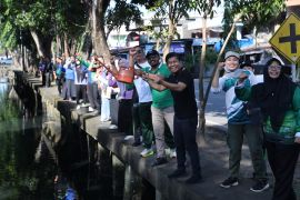 DLH Pontianak uji coba penaburan ecoenzym bersihkan parit dan kurangi bau