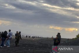 Sampah di Pantai Apra Cianjur ditangani secara gabungan
