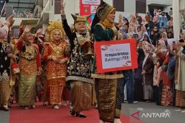 1.700 perempuan berbusana adat Minang meriahkan seabad Jam Gadang