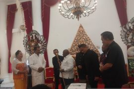 Menteri Pigai terima titipan tongkat Garuda Wisnu Kencana untuk Presiden Prabowo