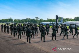 Kemhan pamerkan pasukan ahli drone kamikaze saat defile di Lanud Halim