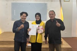 Ita Kurniawati mahasiswi Unnes lulus dengan mempretasikan karya novel
