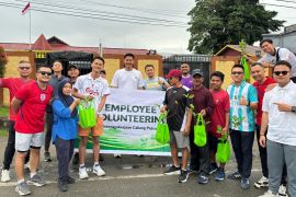 BPJAMSOSTEK Mimika bagi bibit tanaman dukung pelestarian lingkungan
