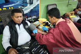 Donor darah di atas KRI Teluk Kupang-519