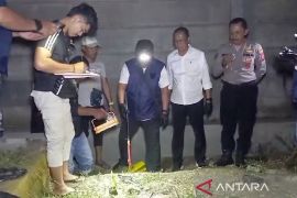 Polisi olah TKP kasus dugaan pembunuhan bidan di Situbondo
