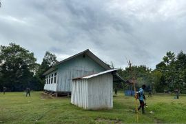 Prajurit TNI bersihkan Gereja Domine Papua perkuat toleransi beragama